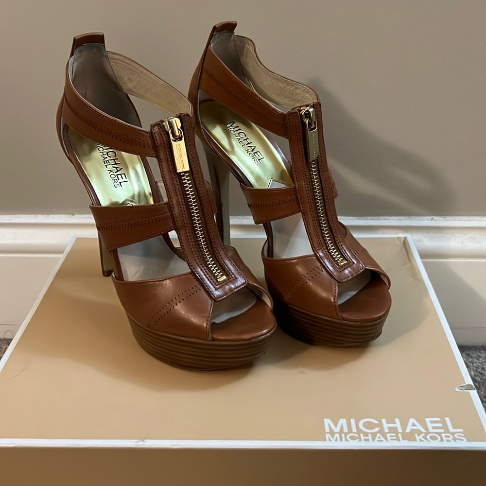 Beautiful Michael Kors “luggage” Berkeley platform size 7